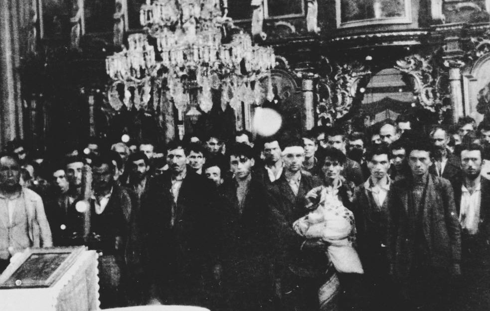 Srbi fotografisani pre ustaškog pokolja u crkvi u Glini