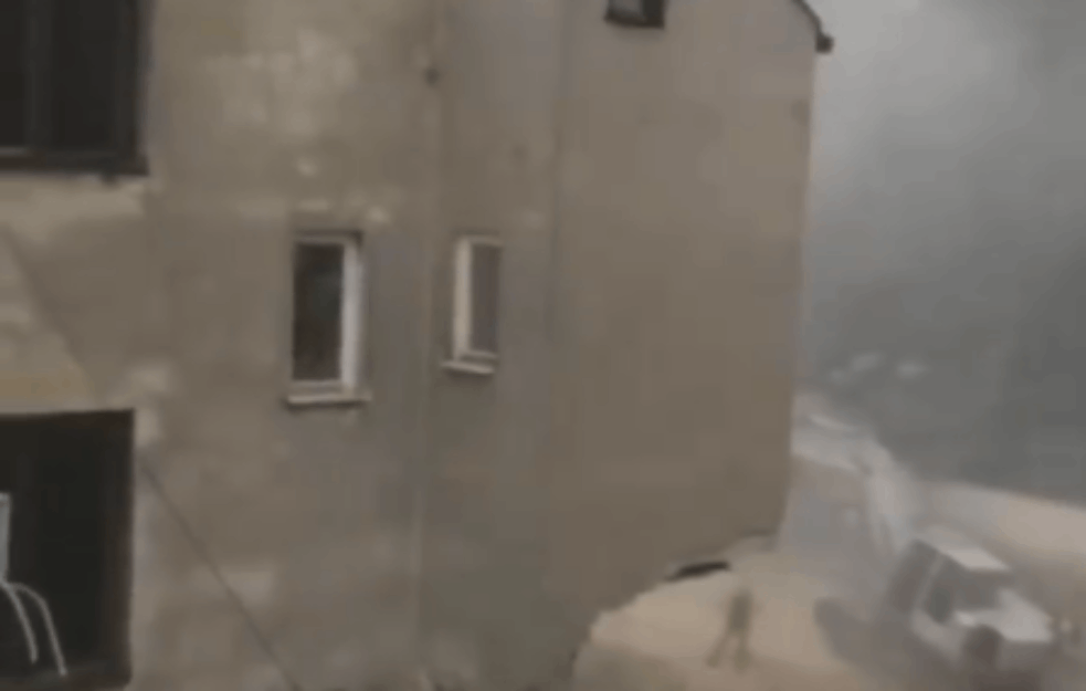 UŽAS NA VRAČARU: Zgrada se urušava, stanari evakuisani (FOTO+VIDEO)
