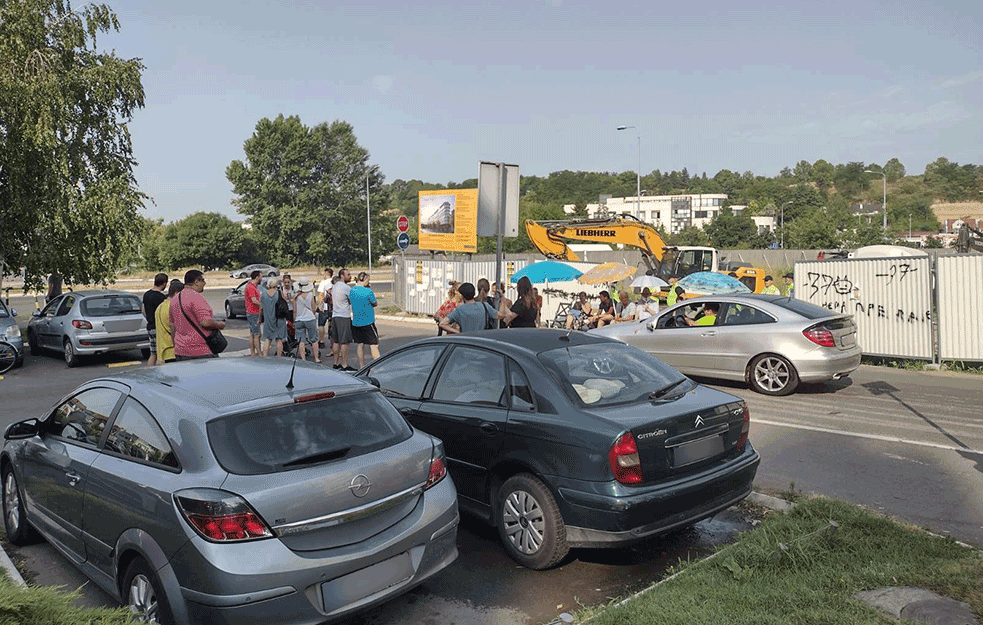 GLAS NA BARIKADAMA BLOKA 37: Građani ne odstupaju ni metar, zahtevaju PROVERU OBEZBEĐENJA, nekoliko firmi čuva <span style='color:red;'><b>gradilište</b></span>! (VIDEO)