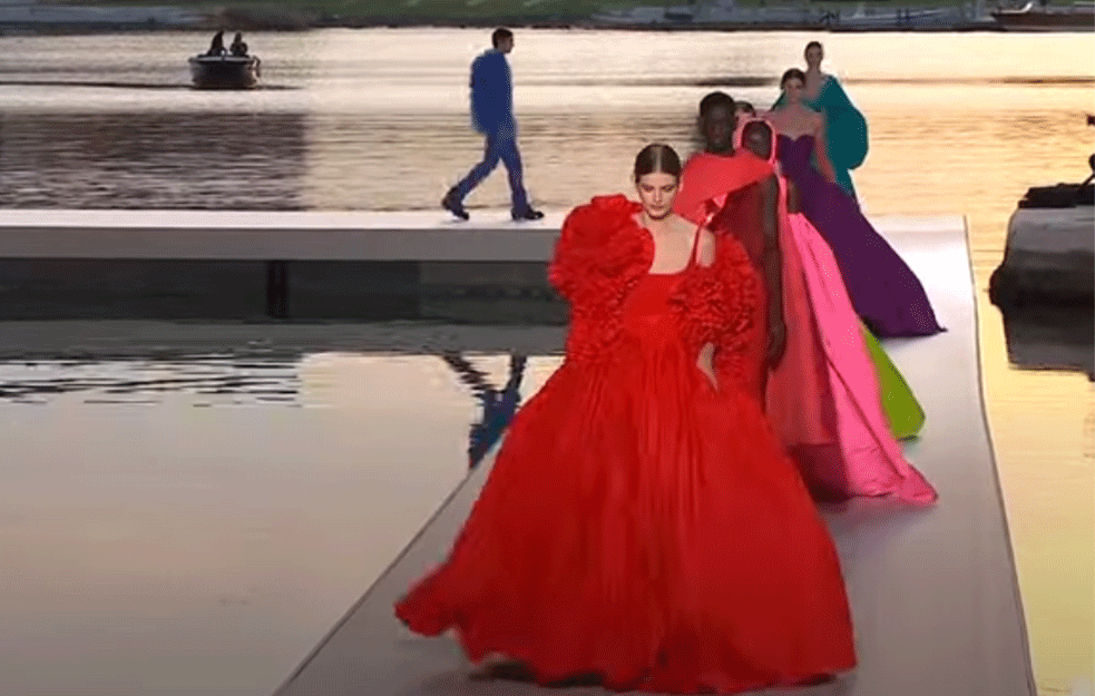 NOVI ASPEKTI ŽENSTVENOSTI I ROMANTIKE! Senzualne kreacije i ekscentrične boje na reviji modne kuće <span style='color:red;'><b>VALENTINO</b></span>! (FOTO+VIDEO)