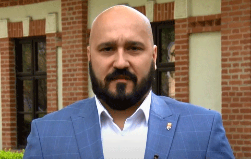 NACISTIČKI <span style='color:red;'><b>SLOGAN</b></span> PREDSEDNIKA SKUPŠTINE GRADA KRAGUJEVCA DIGAO BURU NA MREŽAMA: 'Jedna stranka, jedna zemlja, jedan predsednik...' 