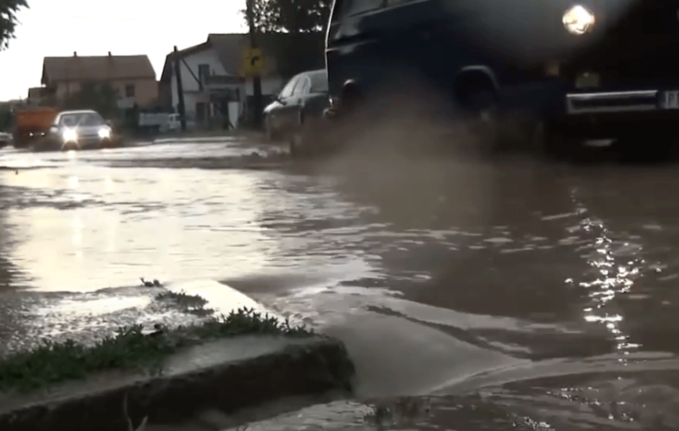 PETROVAC NA MLAVI POD VODOM: Potopljene saobraćajnice i DOMAĆINSTVA!