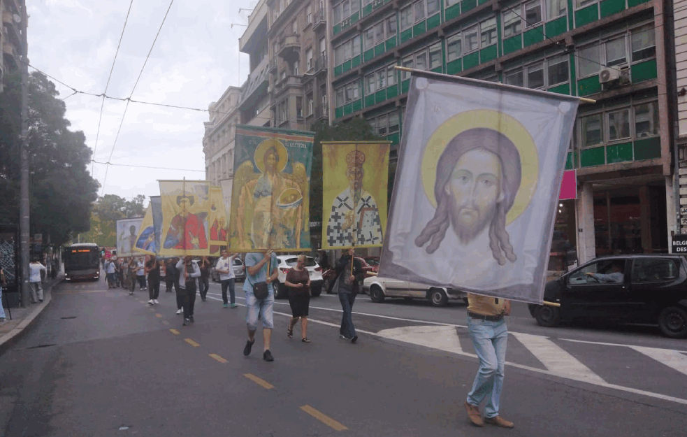 RAŠČINJENI MONAH ANTONIJE NA ČELU LITIJE U BEOGRADU! Demonstracije protiv izdaje KOSOVA i za vraćanje dostojanstva Srbiji! (FOTO) 

