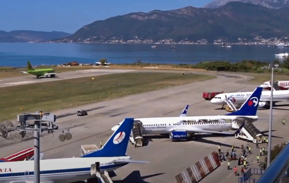 HAOS NA TIVATSKOM AERODROMU: Putnici po najvećoj vrućini BEZ KLIME, ČEKAJU LET VEĆ SEDAM SATI! 