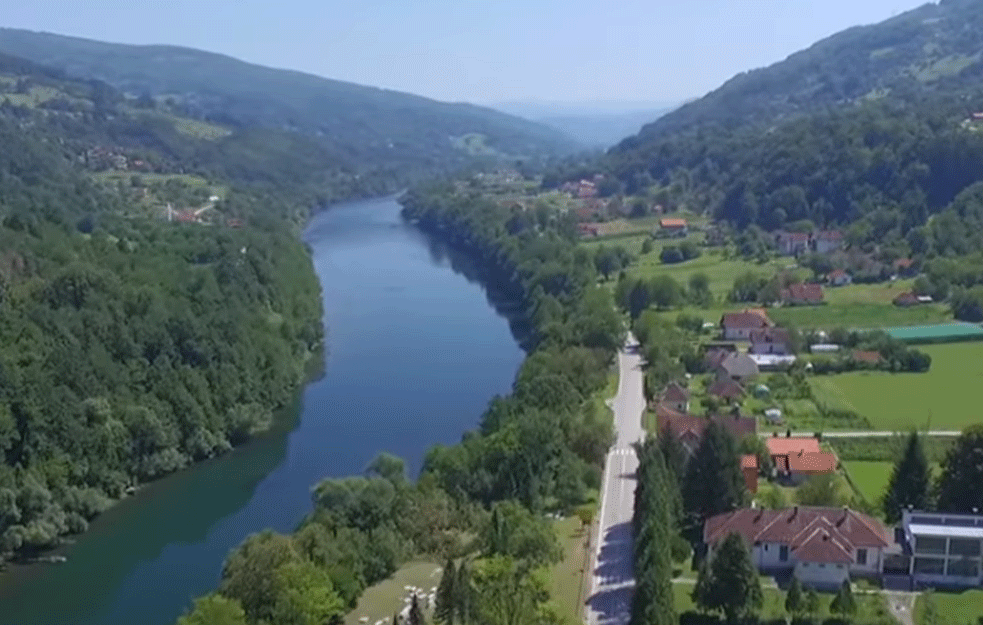 DETALJI TRAGEDIJE NA DRINI KOD BAJINE BAŠTE: Bio u restoranu sa majkom koja ga je molila da NE ULAZI U REKU!