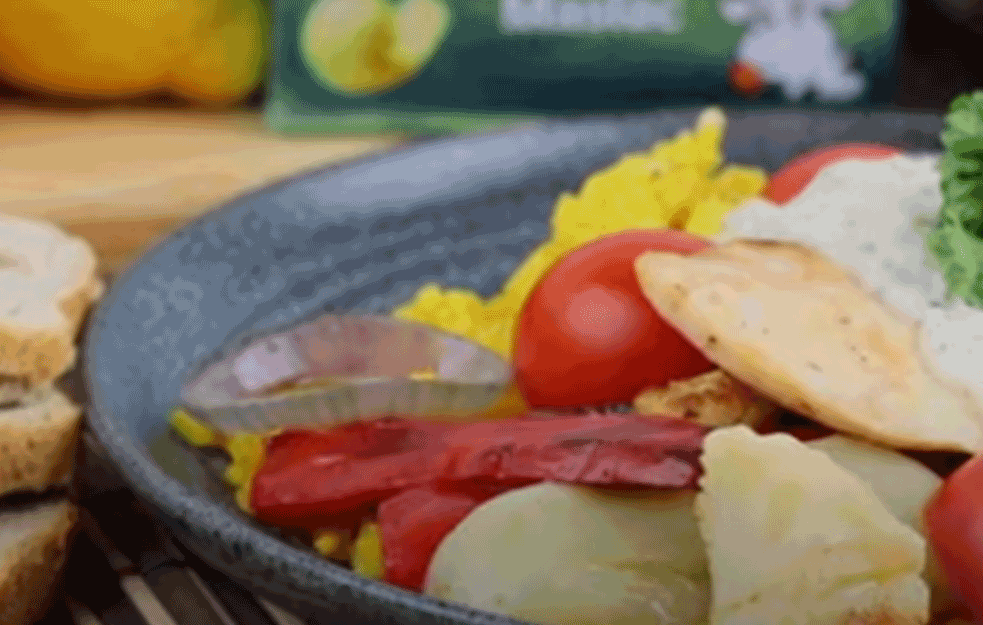 PILEĆE <span style='color:red;'><b>BELO MESO</b></span> SA GRILOVANIM POVRĆEM: Najukusnija piletina sa bešamel sosom! (VIDEO) 