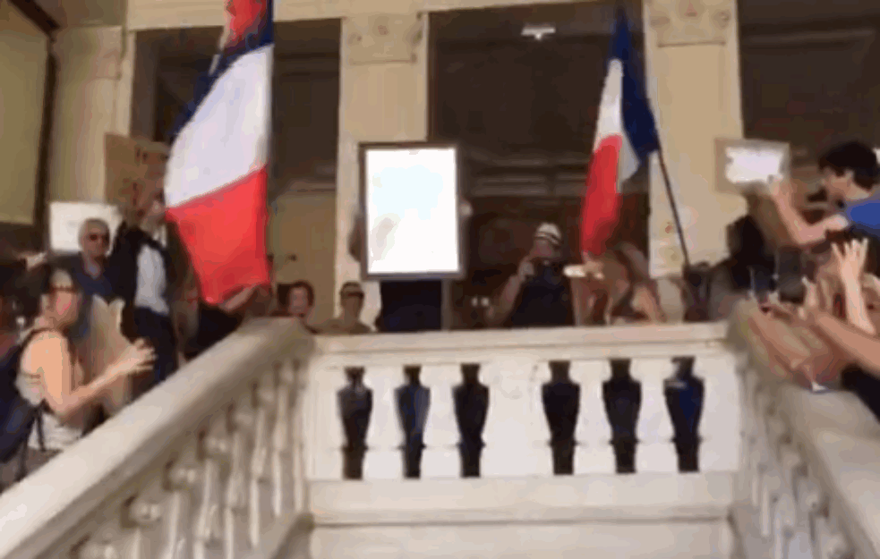 PROTESTI ŠIROM EVROPE, građani neće KOVID PASOŠE, u Francuskoj UPALI U GRADSKU SKUPŠTINU! (VIDEO) 