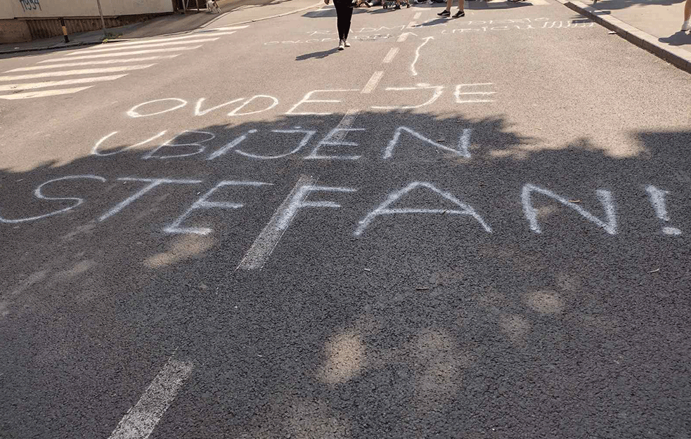 GRAĐANI KARABURME NE ODUSTAJU OD PROTESTA: Blokirana ulica u kojoj je poginuo Stefan