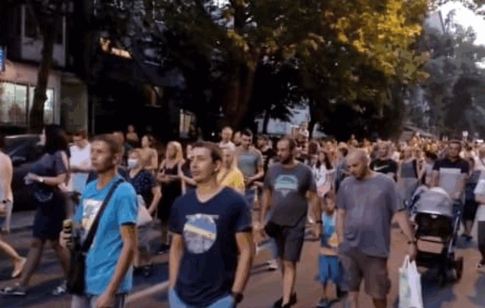 'GLAS' UŽIVO: Građani i večeras blokirali Karaburmu! PROTESTNA ŠETNJA ZA STEFANA! (FOTO+VIDEO) 

