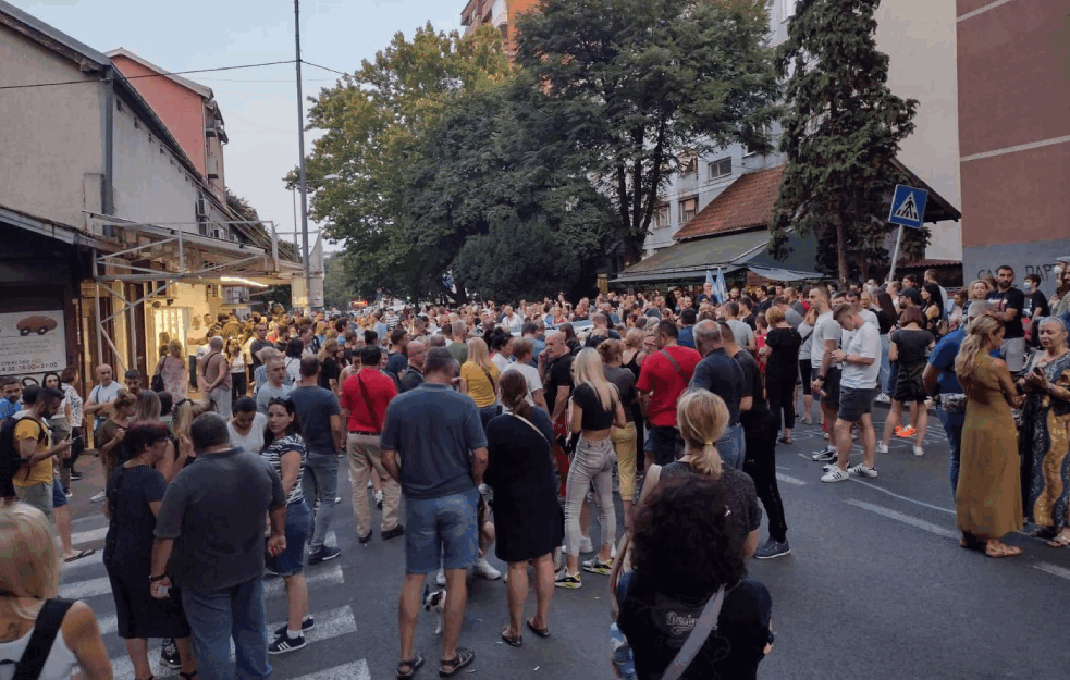 Građani na Karaburmi nastavili protest: VIŠEMINUTNI APLAUZ ZA STEFANA! (FOTO) 

