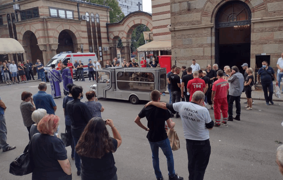 MUK I JECAJI NA SAHRANI MALOG STEFANA: Mališan ispraćen uz dug aplauz i ZVUKE SIRENA, njegov otac IMA JEDNU ŽELJU! (VIDEO)