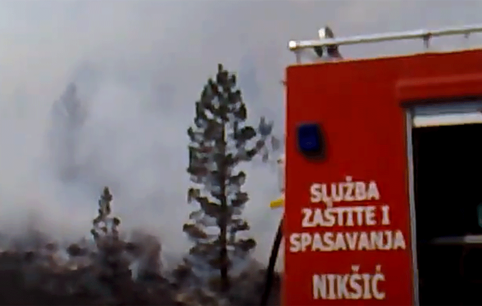 Požar od jutros BUKTI kraj Nikšića! Vatrogasci pokušavaju da ugase vatru