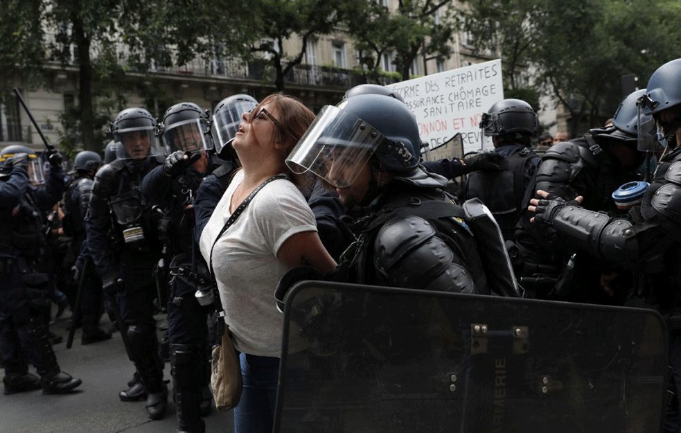 HAOS U PARIZU! Žestoki SUKOBI na ulicama, PROTESTI protiv <span style='color:red;'><b>kovid pasoš</b></span>a! (VIDEO) 

