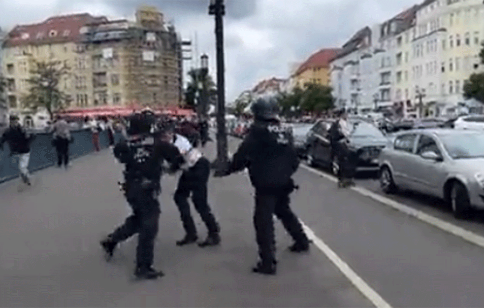 ŽESTOK SUKOB POLICIJE I DEMONSTRANATA U BERLINU: Protest protiv epidemioloških mera! (VIDEO) 


