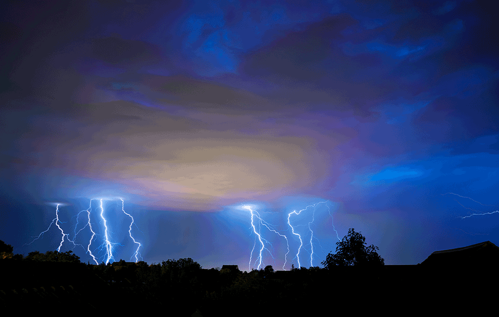 UDARA GROMA IZAZVAO POŽAR U KRALJEVU! Zgrada nestala u plamenu!
