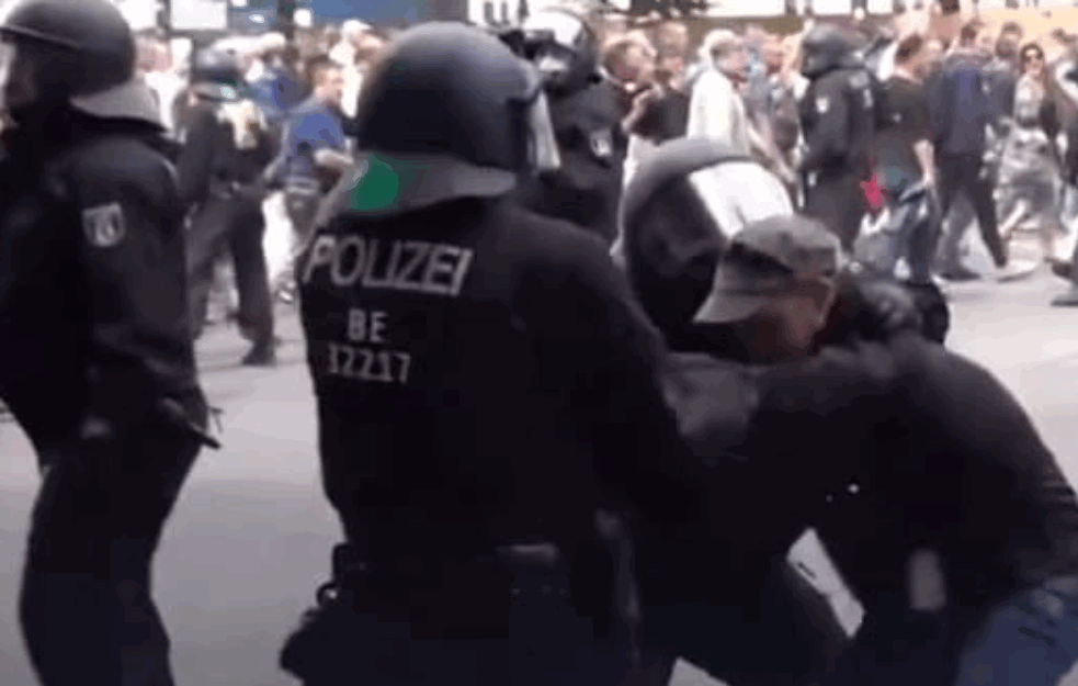 HAOS U BERLINU! U žestokim sukobima jedan DEMONSTRANT PREMINUO, a čak 500 je UHAPŠENO na protestima protiv korona mera! (VIDEO) 


