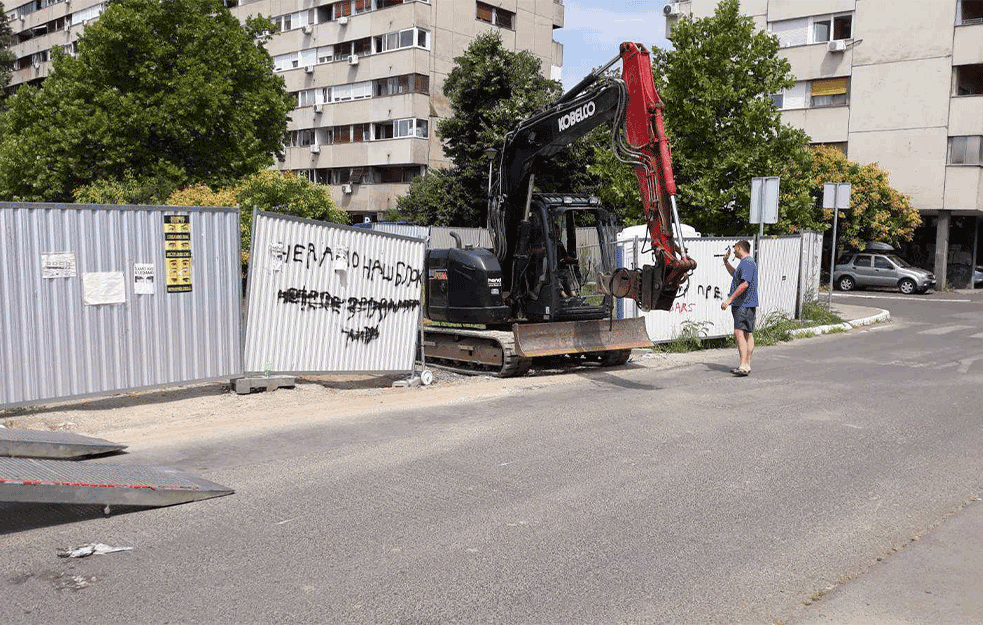 ZAVRŠENO POVLAČENJE! Otišao je i poslednji bager, gradilište u Bloku 37 pusto! (<span style='color:red;'><b>GALERIJA</b></span>)