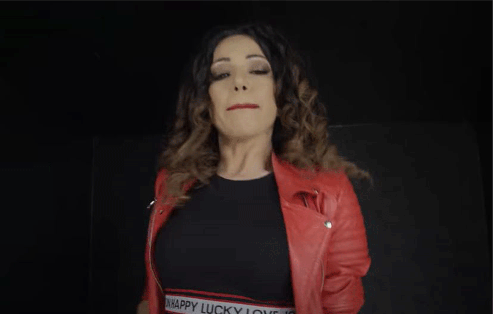 PUKLA MRZITELJKA SRBA! Milovu pevaljku jure drugari mafijaši, pobegla u planinu da <span style='color:red;'><b>čuva ovce</b></span> (FOTO)
