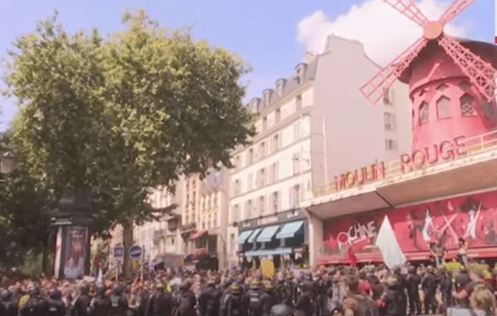 HAOS U PARIZU ZBOG OBAVEZNE VAKCINACIJE! Stotine ljudi na ulicama: Makron, ne treba nam tvoja propusnica! (VIDEO) 