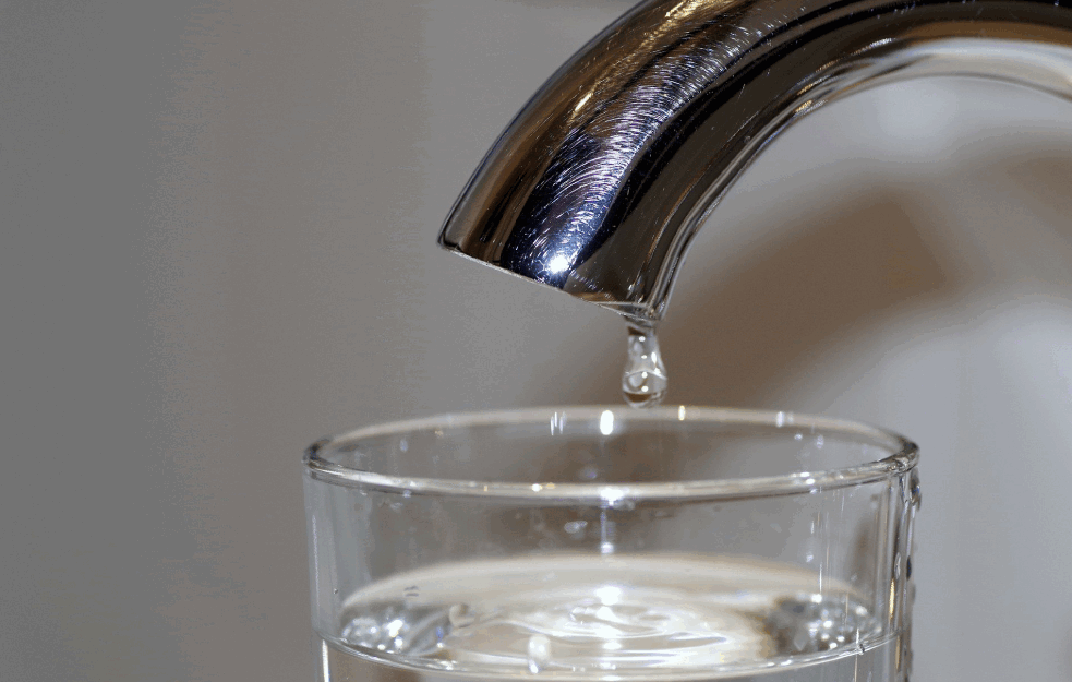 PROGLAŠENA VANREDNA SITUACIJA U ARILJU: Građani se bore sa nestašicom vode za piće!


