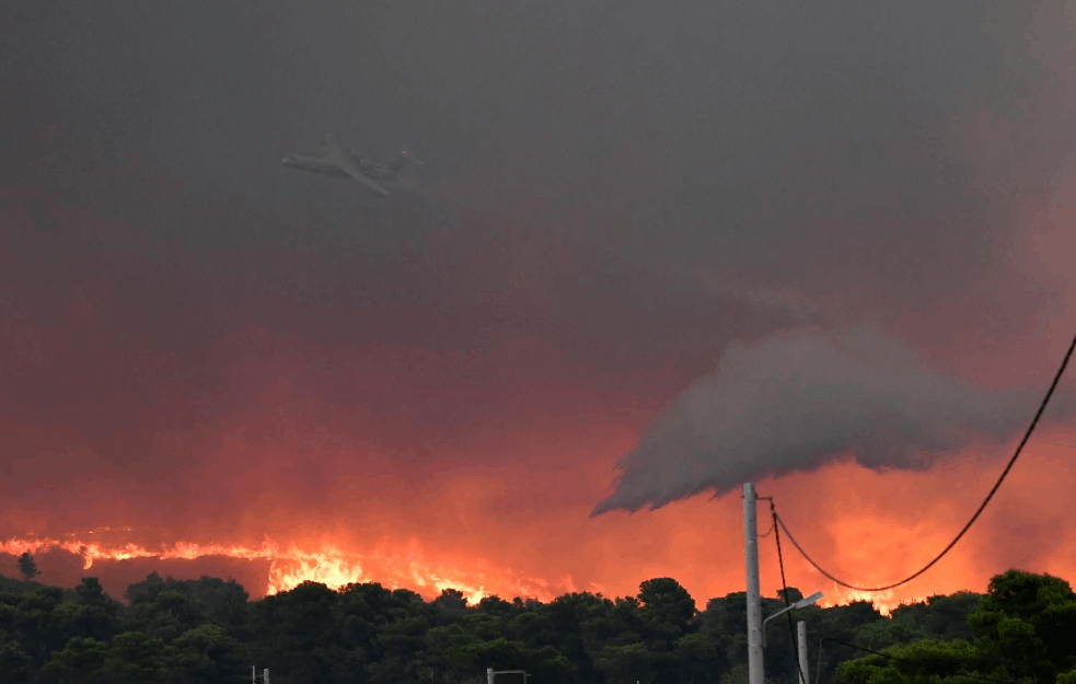 GRČKOM BESNE NEKONTROLISANI POŽARI: Vatrena stihija guta sve pred sobom, raste broj mrtvih (FOTO+VIDEO)
