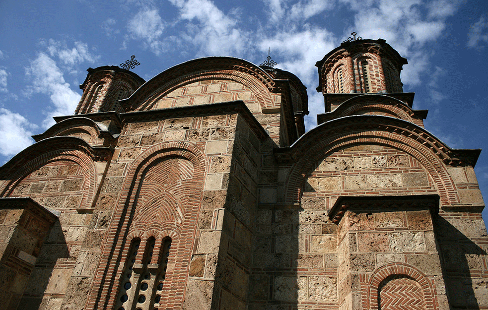 POŽAR KOD MANASTIRA GRAČANICA: Gori iznad ekonomskog dvorišta manastirske eparhije