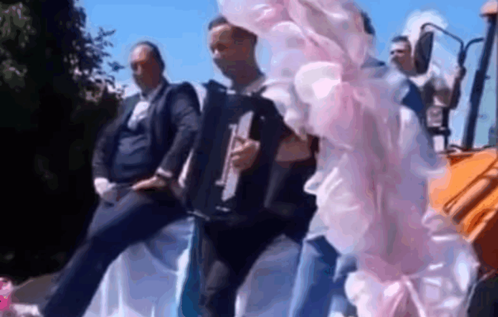 NESVAKIDAŠNJA SCENA NA SVADBI! Limuzine su precenjene, ovako izgleda FENOMENALAN <span style='color:red;'><b>DOLAZAK PO MLADU</b></span>! (VIDEO) 



