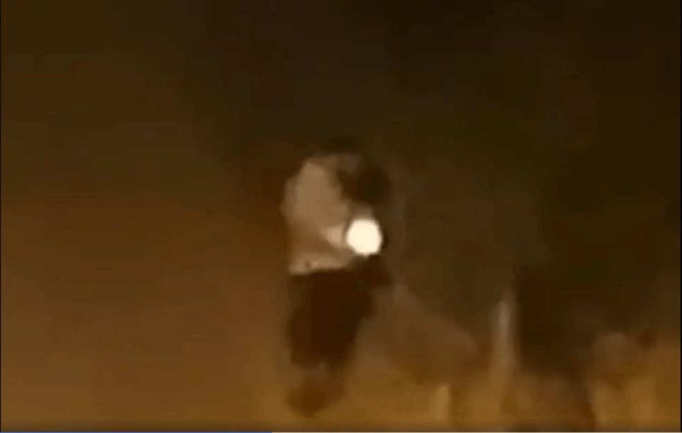 JEZIVI KADROVI PODMETANJA POŽARA: Bacio papir, pa pobegao, vatrogasci objavili snimak (VIDEO)