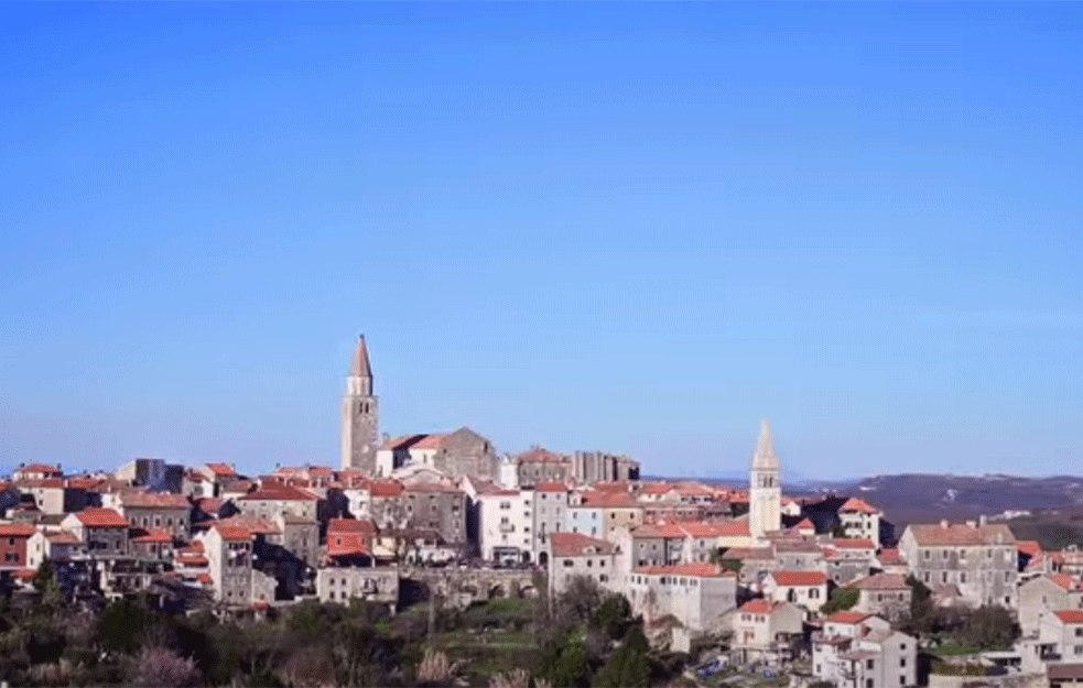 Odmor u živopisnom gradiću iz komšiluka samo za one sa dubokim džepom: Ima samo tri stanovnika, mestašce okruženo maslinjacima i <span style='color:red;'><b>vinogradi</b></span>ma (FOTO)