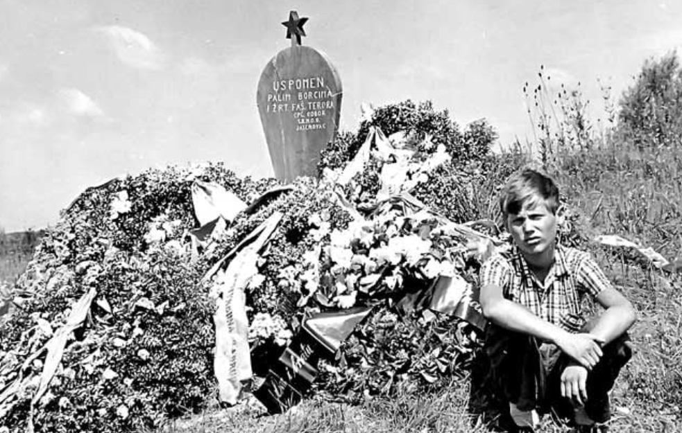 SKROMNO I NEUPADLJIVO! Evo kako je izgledao SPOMENIK JASENOVAČKIM ŽRTVAMA 1960. GODINE, a dečak sa fotografije je ČUVENI SRPSKI NOVINAR! (FOTO) 
