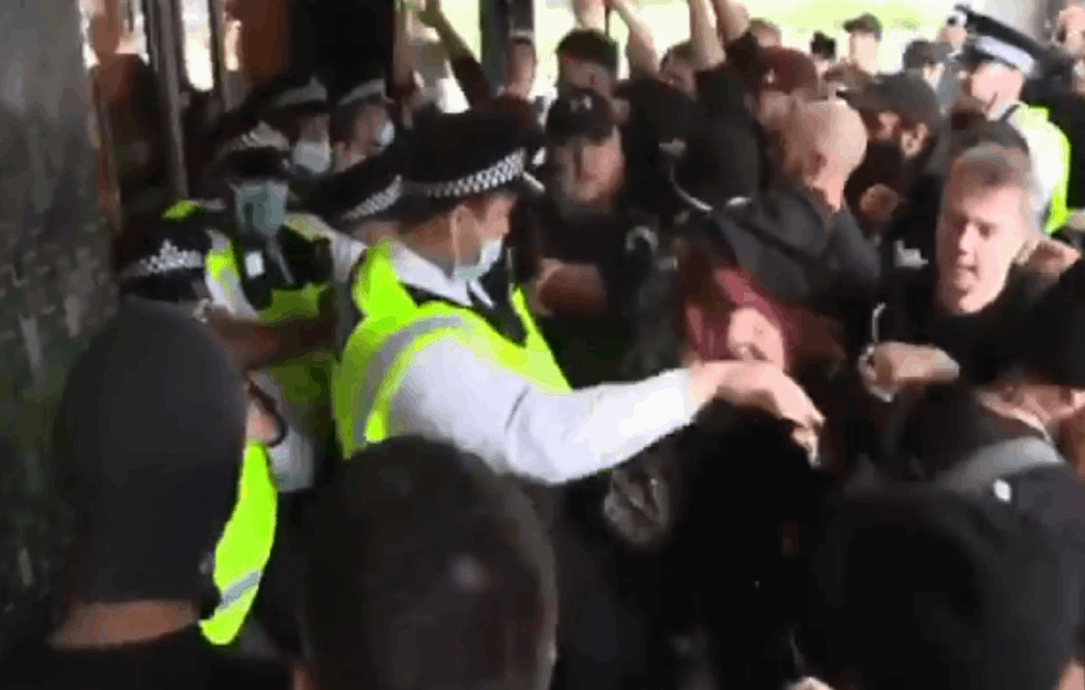 SUKOB POLICIJE I DEMONSTRANATA U LONDONU! Zbog Kovid mera nagrnuli na BBC! (VIDEO)