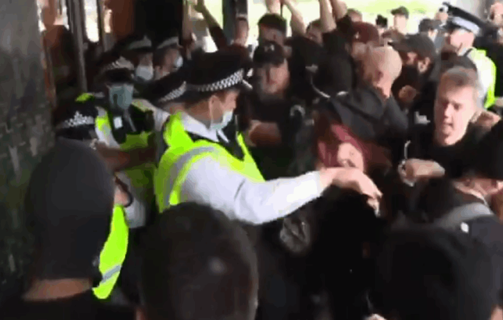 SUKOB POLICIJE I DEMONSTRANATA U LONDONU! Zbog Kovid mera nagrnuli na <span style='color:red;'><b>BBC</b></span>! (VIDEO)