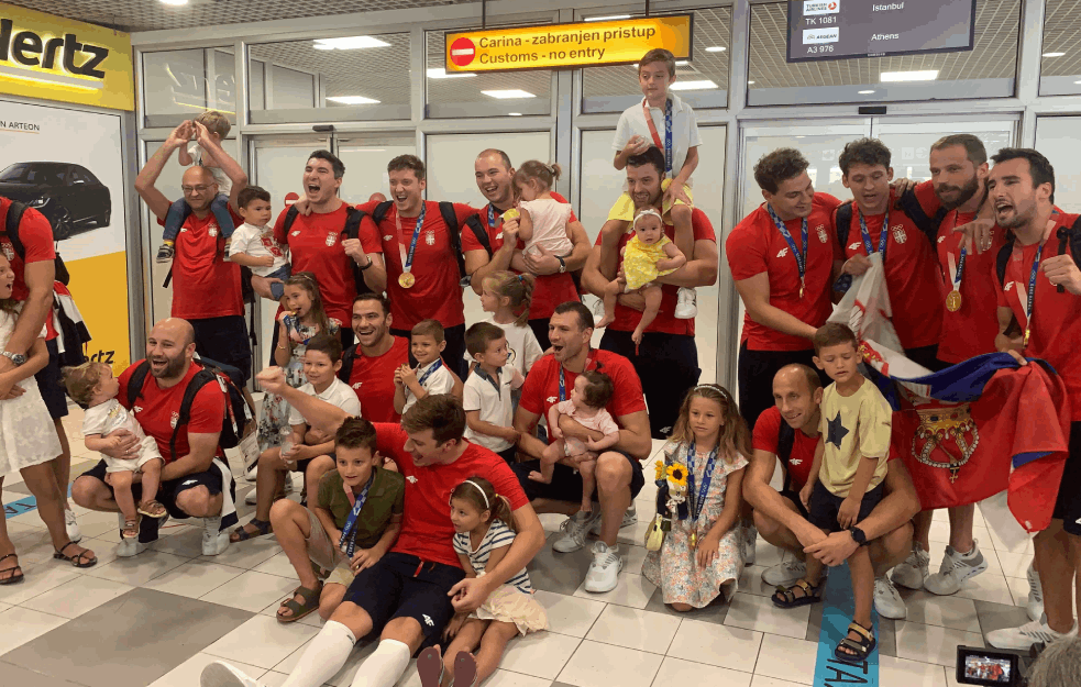 NAJEMOTIVNIJE SCENE SA DOČEKA OLIMPIJSKIH ŠAMPIONA! Vaterpolisti su izašli, a onda IZNENAĐENJE! Oni su im potrčali u zagrljaj! (FOTO)