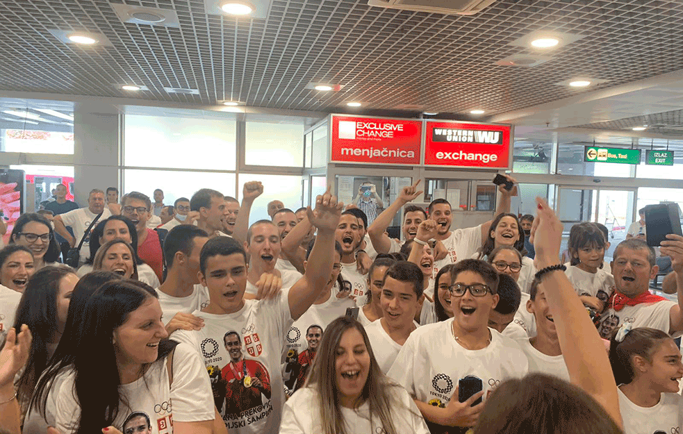 STIGLI ZLATNI DELFINI, JOVANA I LAVICE: Srbija dočekala svoje heroje iz Tokija! (VIDEO, FOTO)

