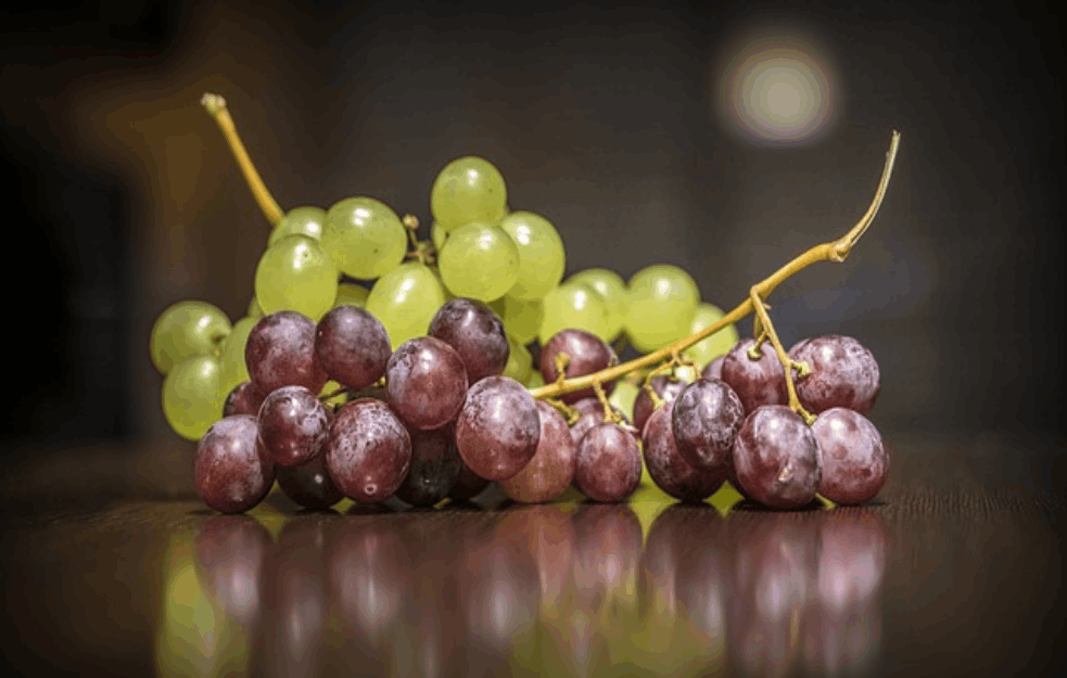 NIJE SVEJEDNO, BELO ILI CRNO GROŽĐE? Nisu podjednako bogati vitaminima i mineralima, a evo koje je bolje

