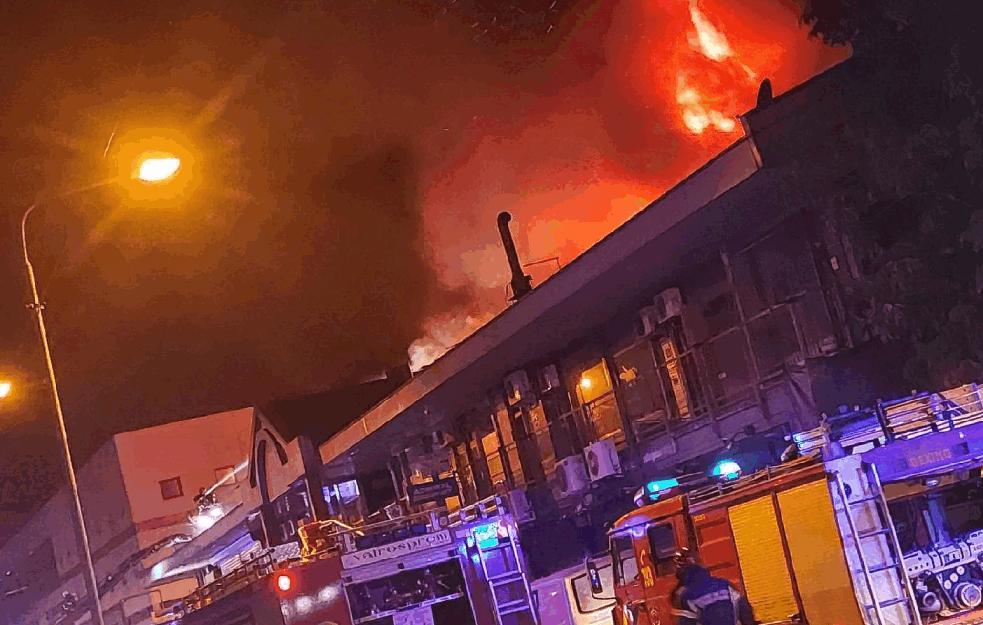 GORI KINESKI TRŽNI CENTAR U BLOKU 70, JEZIVI SNIMCI STANARA OKOLNIH ZGRADA, STIHIJA GUTA KROV! (VIDEO)