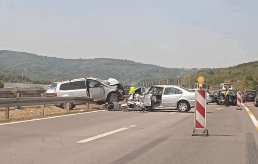 STRAŠAN UDES KOD BUBANJ POTOKA, četvoro vozila učestvovalo u sudaru, OSMORO DECE bilo u njima! (FOTO)