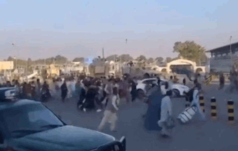 JEZIVI SNIMCI IZ KABULA KRUŽE INTERNETOM: Žrtve na ulicama, TALIBANI tvrde da su <span style='color:red;'><b>ubijeni civili</b></span>! (VIDEO) 