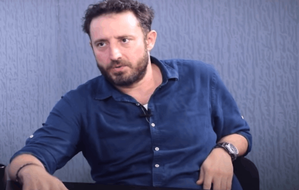NIKOLA ĐURIČKO POSTROJIO MAMU, TATU, BRATA I SESTRU za <span style='color:red;'><b>fotografisanje</b></span> kao u špici za BOLJI ŽIVOT! (FOTO) 
