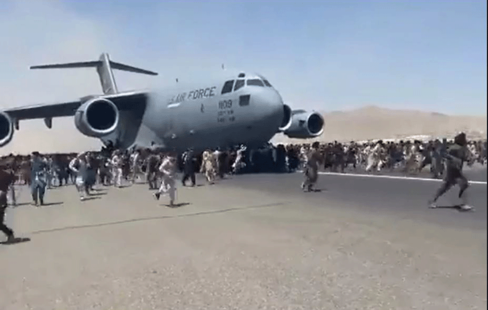 "VIDEO SAM VATRU NA NEBU!" Raketiran aerodrom u Kabulu, Bela kuća potvrdila EVAKUACIJU