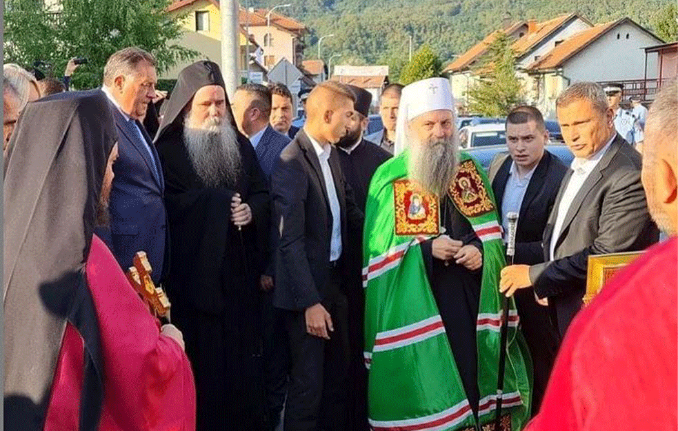 PATRIJARH PORFIRIJE STIGAO U <span style='color:red;'><b>DOBOJ</b></span>! Njegovu Svetost dočekali državni zvaničnici i MNOŠTVO NARODA! (FOTO)