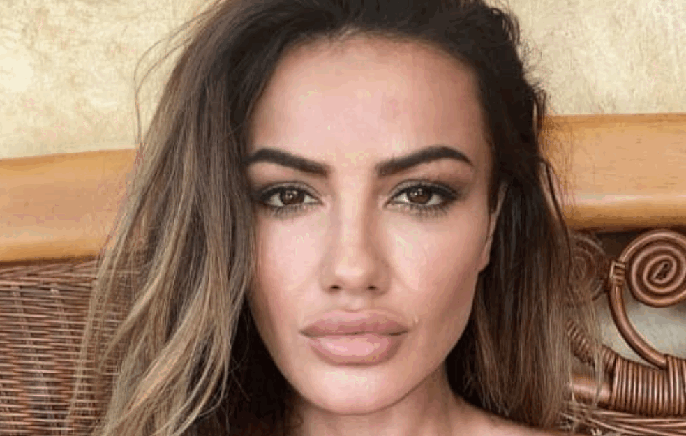 SINDI NIKAD IZAZOVNIJA: Bivša <span style='color:red;'><b>MODELS</b></span>ICA pozirala u BIKINIJU i pokazala ZANOSNO TELO! (FOTO) 


