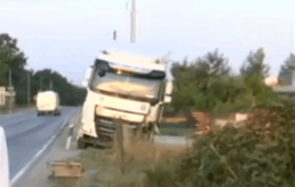 NESREĆA KOD BUBANJ POTOKA: Sudarili se kamion turskih oznaka i putnički automobil