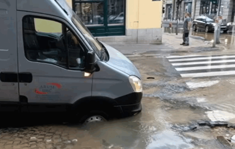 Prvo <span style='color:red;'><b>pukla cev</b></span> a onda kombi PROPAO KROZ ASFALT! Stanari ostali BEZ VODE, traka zatvorena za saobraćaj
