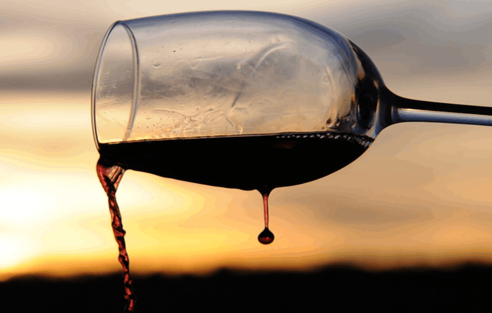 NEMCI UTVRDILI: Crveno vino snižava krvni pritisak, ali ima jedna caka