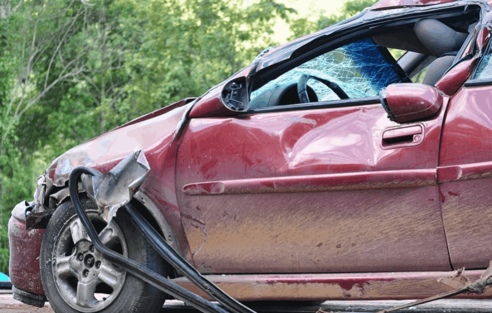 SAOBRAĆAJKA KOD POŽEGE: <span style='color:red;'><b>Automobil smrskan</b></span>, a ima posla i za vatrogasce (FOTO)