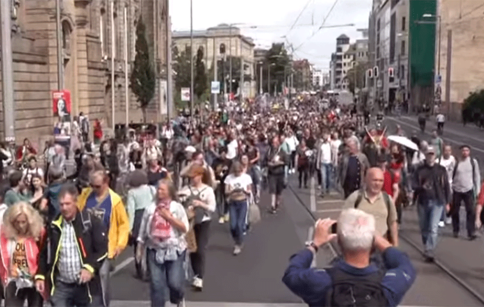 Hiljade ljudi na ANTI-<span style='color:red;'><b>KOVID protest</b></span>u u Berlinu 