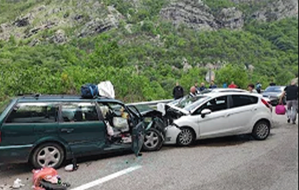 CRNI BILANS NA PUTEVIMA! U <span style='color:red;'><b>saobraćajci</b></span> kod Čačka jedna osoba poginula, a među povređenima i dete