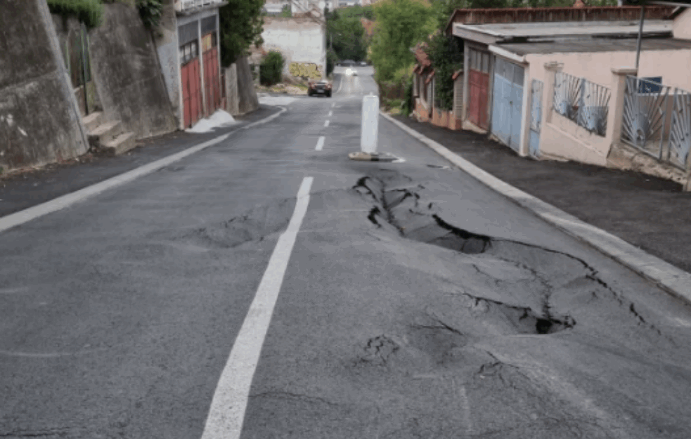 REKONSTRUISANA ULICA PROPALA POSLE PRVE KIŠE: Uložili <span style='color:red;'><b>22 MILIONA</b></span> a i dalje TONE! (FOTO)