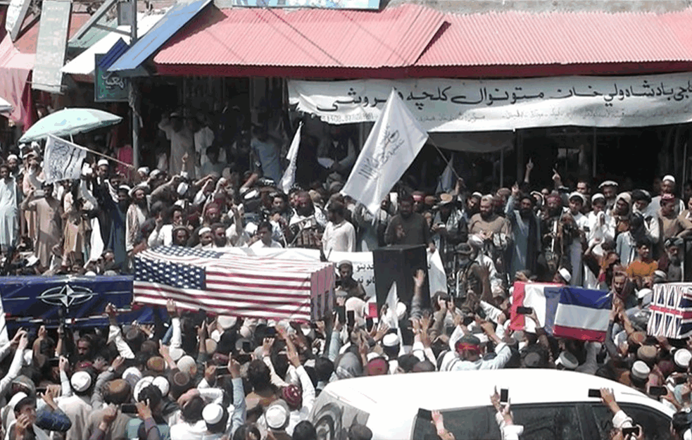 TALIBANI U TRANSU, ISPRATILI AMERIKANCE PA IH DOSLOVCE SAHRANILI! Zastave SAD na pola koplja, američka zastava na sanduku (FOTO, VIDEO)